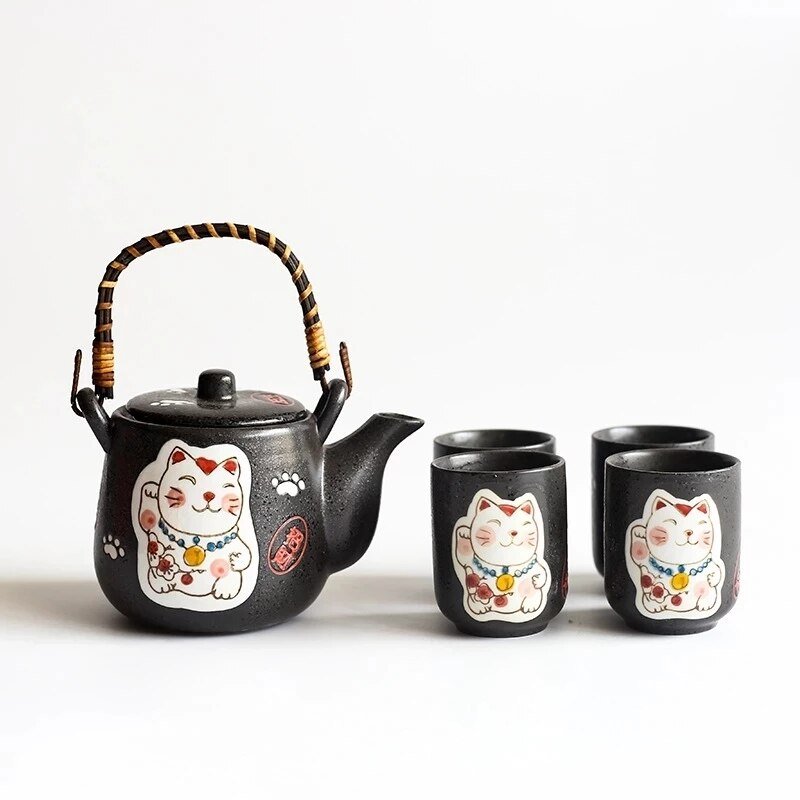 https://puppeeland.com/cdn/shop/products/japanese-lucky-cat-tea-pot-set-270432.jpg?v=1681012067&width=1445